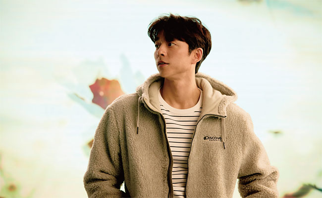 디스커버리 ‘부클 테크 후리스’ 재킷을 입은 배우 공유. 사진 디스커버리