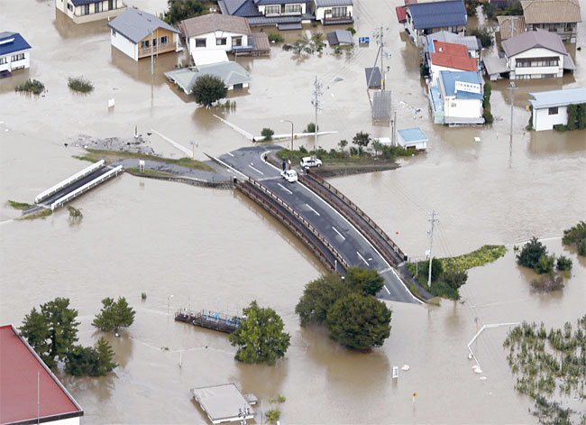 10월 13일 태풍 하기비스의 영향으로 하천 시나노가와(千曲川)가 범람하며 물에 잠긴 나가노(長野)현 나가노시. 사진 연합뉴스