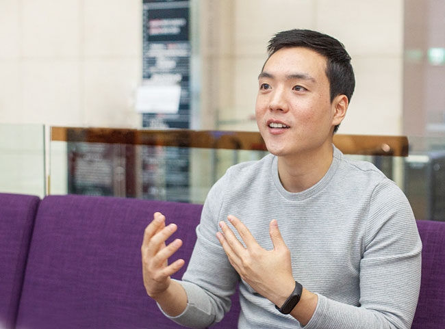 최서진 한양대 건축공학, 온라인 부동산 플랫폼 ‘집으로’ 창업, 튜터 매칭 플랫폼 ‘쌤통’ 창업, 안랩 동남아 사업 담당, 스윙비 창업 / 최서진 스윙비 대표가 10월 29일 서울 강남구 메리츠타워에서 ‘이코노미조선’과 만나 창업 계기와 추후 계획에 대해 이야기하고 있다. 사진 김흥구 객원기자