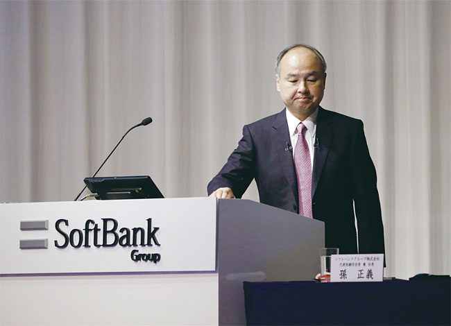 손정의 소프트뱅크 회장. 11월 6일, 2019년 3분기 실적 발표 뒤 일본 도쿄에서 기자회견을 하는 모습. 사진 블룸버그