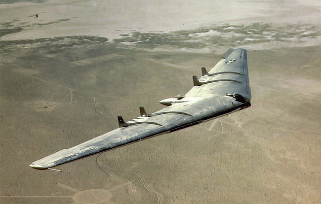 1948년 7월 5일 실험 비행 중인 YB-49. 비록 실패로 막을 내렸지만 이처럼 오래전부터 쌓은 기술력이 있었기에 B-2가 탄생한 것이다. 사진 위키피디아