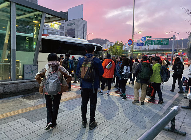 11월 10일 오전 7시 서울 지하철 사당역 7번 출구. 등산 프로그램에 참여하는 커먼타운 입주자와 프립 가입자가 모였다. 사진 김유정 기자