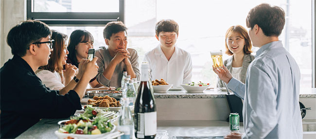 리베토가 운영하는 커먼타운에서 거주자들이 모여 맥주에 대한 강의를 듣고 있는 모습. 사진 리베토