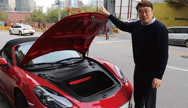 이상협 비마이카 이사가 포르셰 박스터를 전달하면서 차량 조작법을 설명하고 있다. 이 이사는 스포츠카를 처음 운전하는 기자를 위해 차량 전면부에도 트렁크가 있다는 사실을 여러 번 안내했다. 사진 전준범기자
