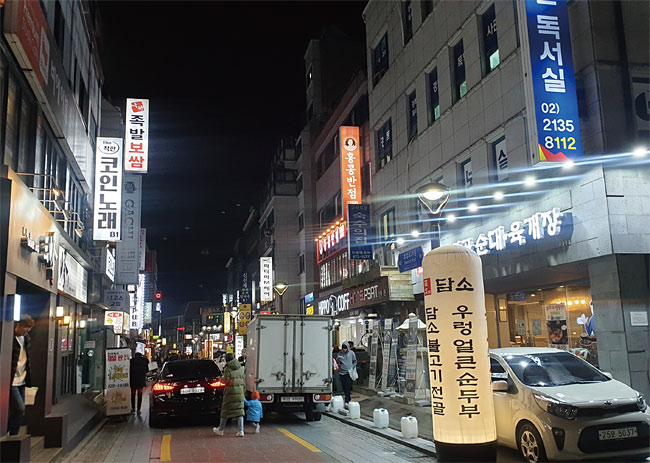 11월 12일 오후 7시 서울 관악구 대학동 ‘고시촌’. 사람이 많지 않다. 사진 최상현 기자