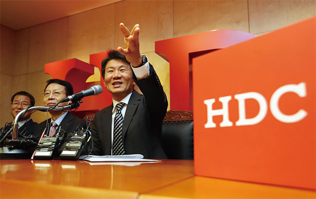 정몽규 HDC현대산업개발 회장이 11월 12일 오후 서울 용산구에 있는 본사 대회의실에서 아시아나항공 인수 우선협상대상자 선정 관련 기자회견을 하고 있다. 사진 연합뉴스