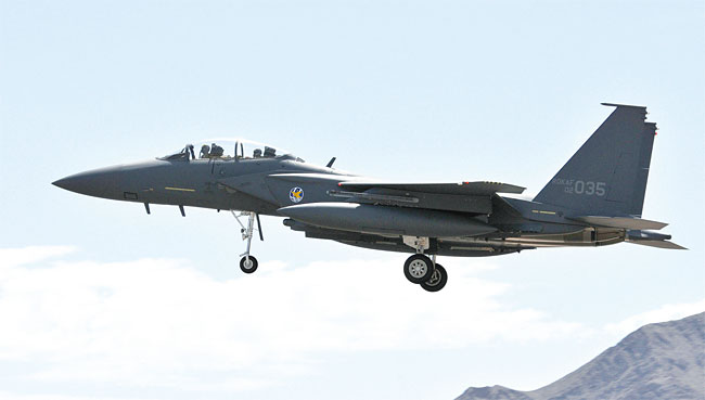 해외에서 합동 훈련 중인 F-15K 편대. 제너럴일렉트릭의 F110-GE-129 엔진을 탑재한 1차 도입분이다. 사진 위키피디아