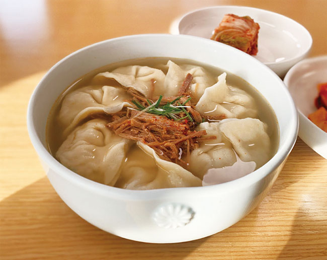 서울 부암동 ‘자하손만두’의 정갈한 만둣국. 사진 김하늘