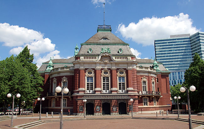 라이츠할레(Laeiszhalle) 콘서트홀. 함부르크의 미카엘리스 교회에서 오른쪽으로 꺾으면 나오는 함부르크 음악의 중심지 브람스 광장 1번지에 있다.