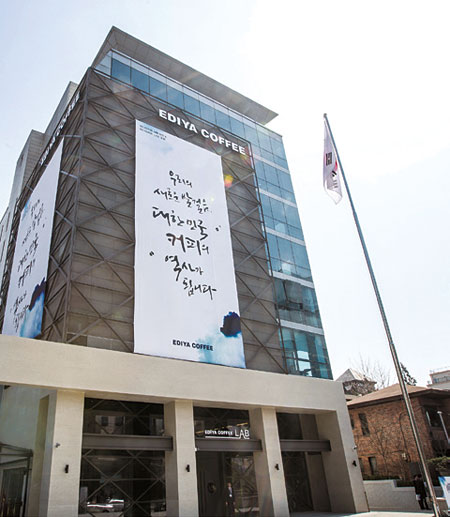 서울 강남구 논현동에 있는 이디야커피 본사. 이 회사는 상생 경영을 경영 철학으로 삼아 지난 11월 국내 커피 프랜차이즈 최초로 가맹점 수 3000개를 돌파했다. 사진 이디야커피