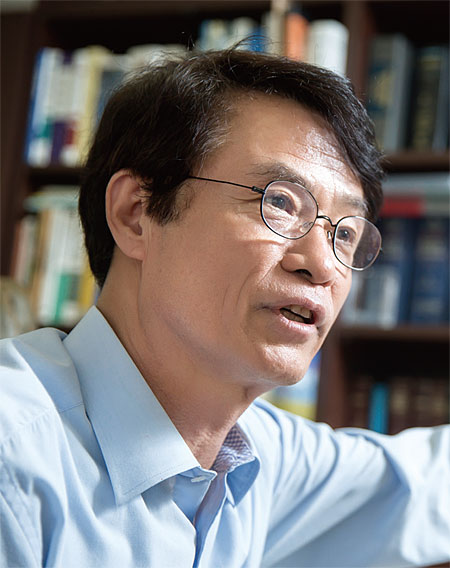 최영홍 서울대 법대, 고려대 법학 박사, 가맹사업거래분쟁조정협의회 위원장, 한국유통법학회 회장