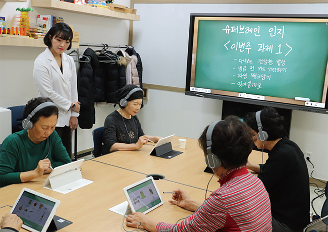 12월 3일 서울 강서구 치매안심센터에 모인 60세 이상 구민들이 다중영역 인지 강화 훈련 프로그램 ‘슈퍼브레인’을 사용하고 있다. 사진 전준범 기자