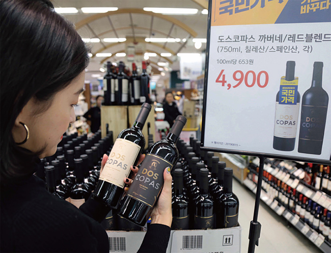 ‘이게 4900원?’ 한 여성이 이마트 와인 코너에서 와인을 살펴보고 있다. 사진 이마트