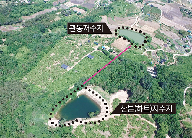 경남 김해 산본마을 저수지와 관동마을 저수지를 한눈에 볼 수 있다. 사진 한국 코카콜라