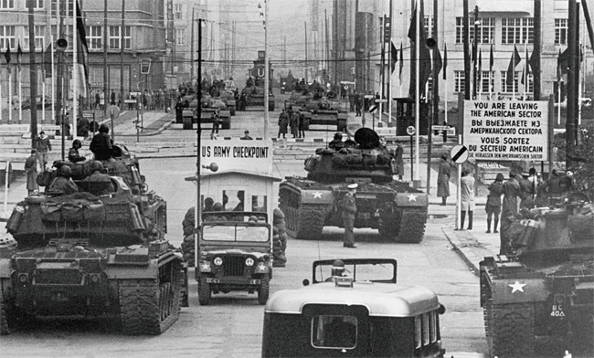 1961년 베를린 위기 당시 바로 앞에서 상대를 조준하고 있는 미군의 M48과 소련군의 T-55. 제1세대 전차의 라이벌로 현재 국군과 북한군도 보유 중이다. 사진 위키피디아