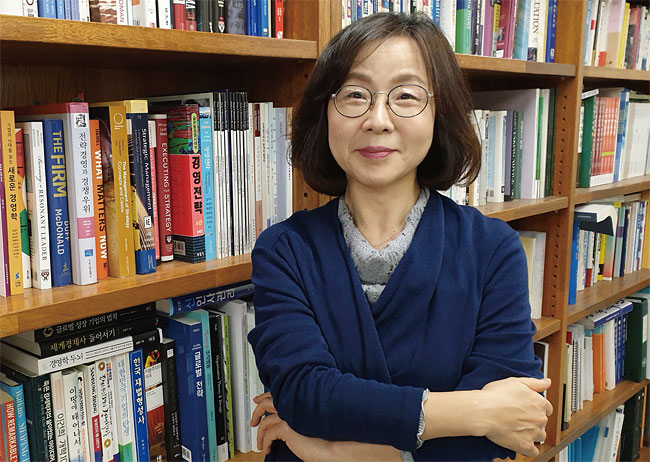 이은형 서울대 국사학과, KDI 국제정책대학원 경영학 박사, 산업자원부 외신대변인, 경향신문 기자 / 사진 최상현 기자
