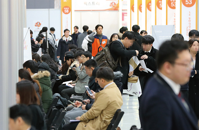 지난해 11월 19일 서울 서초구 aT센터에서 열린 ‘SK 동반 성장 협력사 채용박람회 2019’를 찾은 취업 준비생들이 행사장을 둘러보고 있다. 사진 연합뉴스