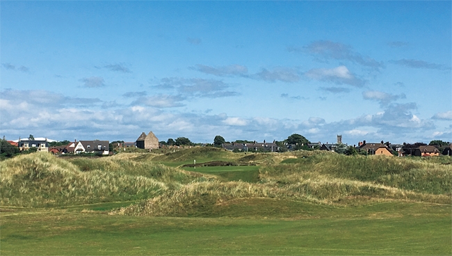 스코틀랜드 남서부 에어셔 해안에 자리 잡은 프레스트윅 골프클럽은 링크스의 둔덕을 그대로 살린 전형적인 링크스 코스다. 사진 민학수 조선일보 기자