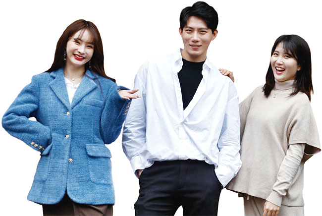 유신월(新月) 1994년생, 하이난성대 신문방송학과, 동국대 대학원 철학과 재학 중, 2016년부터 한국 거주, 웨이보 팔로어 118만 명 / 장역문(文) 1991년생, 건국대 국제무역학과, 2010년부터 한국 거주, 웨이보 팔로어 204만 명 / 이혜진 1994년생, 한국외국어대 미디어 커뮤니케이션학과, 칭화대 대학원 재학 중,2017년부터 중국 거주, 콰이쇼우 팔로어 42만 명 / 왼쪽부터 재한 중국인 왕홍 유신월씨, 장역문씨, 재중 한국인 왕홍 이혜진씨. 1월 8일 인터뷰에서 이들은 “한국과 중국의 관계에 긍정적인 영향을 미치는 왕홍으로 크고 싶다”고 말했다. 사진 채승우 객원기자