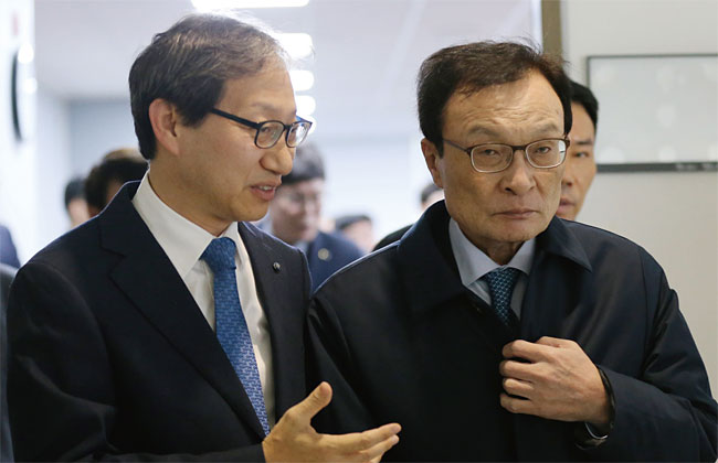 지난해 11월 27일 전북 전주 국민연금공단에서 열린 ‘더불어민주당 국민연금공단 현장 제도 간담회’에서 김성주(왼쪽) 전 국민연금 이사장과 이해찬 더불어민주당 대표가 대화를 나누고 있다. 사진 연합뉴스