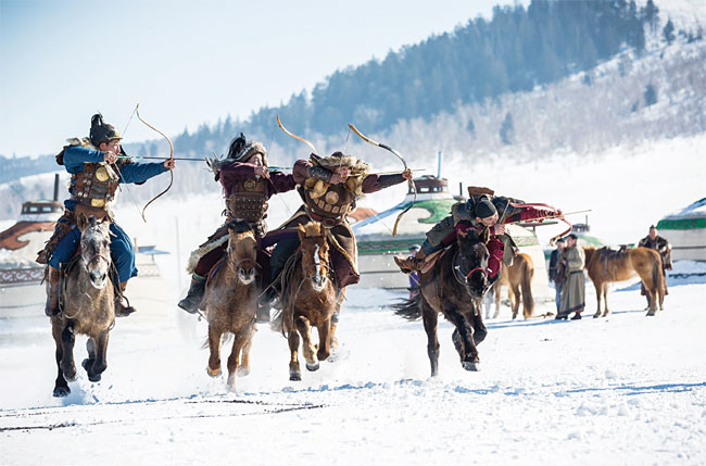몽골의 양궁 명수들이 2018년 5월에 열린 황금독수리 축제에서 달리는 말 위에서 단일 목표물을 조준하고 있다.