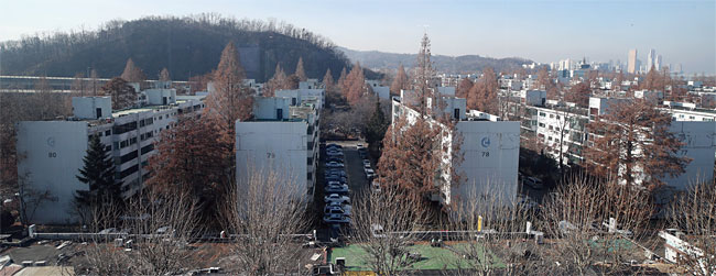 정부의 12·16 부동산 대책에 따른 고가 주택 대출 금지, 보유세 강화 등의 조치로 새해 들어 강남 재건축 단지에 급매물이 늘고 있다. 사진은 1월 5일 서울 서초구 반포동 주공1단지. 사진 연합뉴스