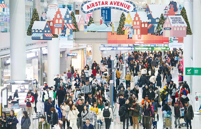 올해 인천공항 면세점 자리를 차지하기 위한 치열한 각축전이 예상된다. 사진은 인천공항 신라면세점 구역. 사진 연합뉴스