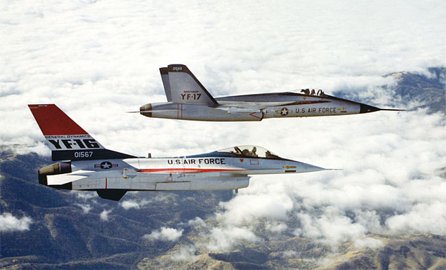 LWF(경량 전투기) 사업 당시 경쟁을 벌인 YF-16과 YF-17. 경쟁에서 패해 사라질 뻔한 YF-17은 미 해군의 F/A-18 전투기로 환골탈태하면서 부활했다. 사진 위키미디어