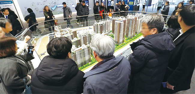 15억원 초과 아파트 대출이 전면 금지된 12·16 부동산 대책 이후 서울 강남구에서 나온 첫 번째 분양 단지인 ‘개포 프레지던스 자이’의 서울 대치동 견본주택에 몰린 시민들. 사진 연합뉴스