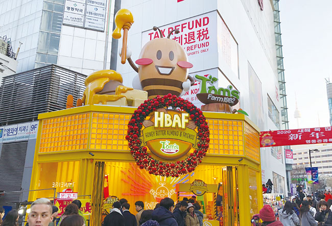 1월 10일 서울 명동 ‘허니버터아몬드앤프렌즈 플래그십 스토어(HBAF 스토어)’의 외관. 사진 구정하 인턴기자