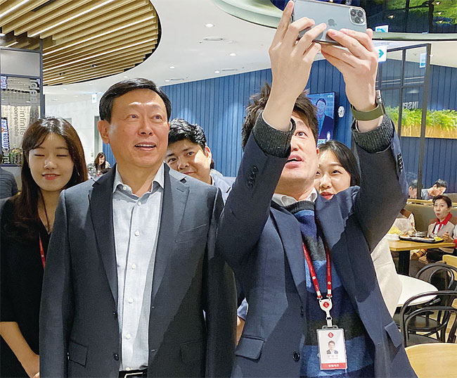 신동빈 롯데그룹 회장이 서울 잠실 롯데월드타워 구내식당에서 직원들과 사진 촬영을 하고 있다. 사진 연합뉴스