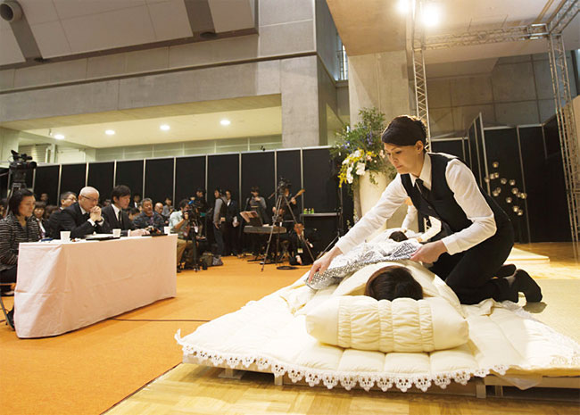 2015년 12월 일본 도쿄에서 열린 임종 관련 엑스포에서 행사 관계자가 시신 처리 시범을 보이고 있다. 사진 블룸버그