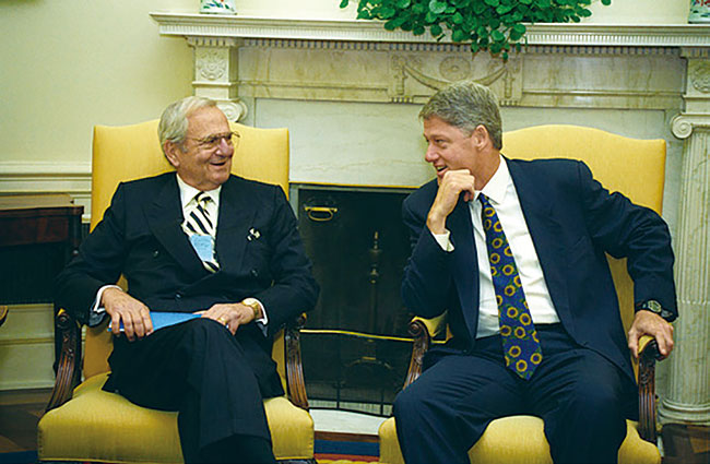 리 아이아코카(왼쪽)와 빌 클린턴 전(前) 미국 대통령. 사진 위키피디아