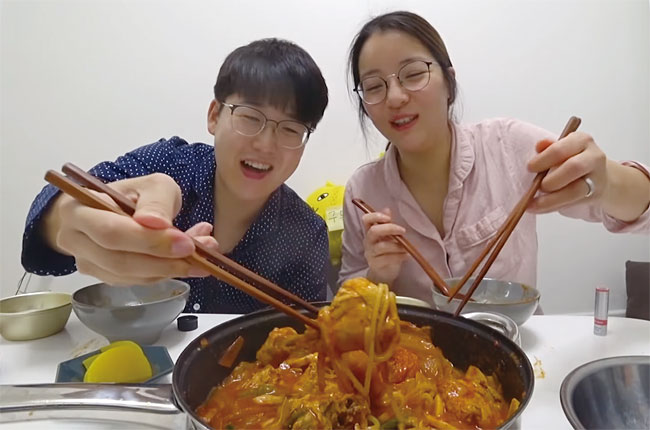 우니의끼니의 ‘먹방 브이로그’ 한 장면. 사진 유튜브 캡처