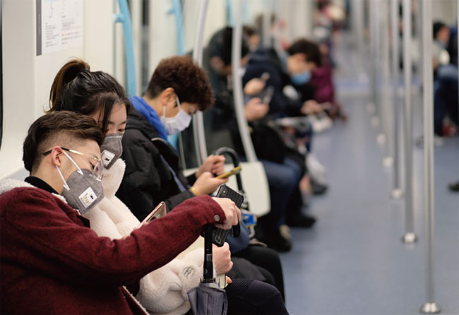 마스크를 쓴 채 지하철에 탑승한 중국 상하이 시민들.