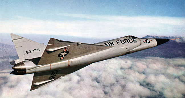 F-102 델타 대거는 상당히 기대를 모았던 미국 본토 방공용 요격기였다. 하지만 너무 배치를 서두르다 보니 예상한 만큼 성능이 나오지 않아 천덕꾸러기 대접을 받다가 사라졌다. 사진 위키미디어
