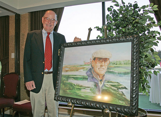 자신의 초상화 앞에서 웃고 있는 피트 다이. 그림에 17번 홀 아일랜드 그린이 담겨 있다. 사진 PGA투어
