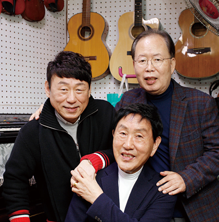 왼쪽부터 이건우 작사가, 박현우 작곡가, 정경천 작곡가가 작업실에 모인 모습. 사진 채승우 객원기자