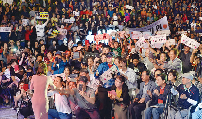 2019년 5월 26일 오후 충북 영동 영동천 하상주차장에서 열린 영동군민의날 행사에 ‘미스트롯’ 우승자 송가인이 팬클럽 회원들의 환호를 받으며 축하공연을 하고 있다. 사진 조선일보 DB