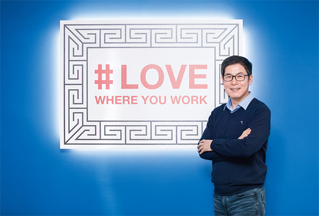 신창섭 충주고, 연세대 신문방송학, 한국휴렛팩커드, 팁코소프트웨어코리아 한국 지사장, 구글코리아 전략광고주 사업총괄, 구글 APAC 글로벌 비즈니스 기술 산업 헤드 / 신창섭 트위터 코리아 대표가 2월 20일 서울 역삼동에 있는 트위터 코리아 서울 오피스에서 포즈를 취하고 있다. 사진 김흥구 객원기자