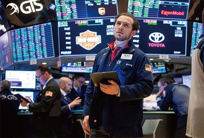 2월 26일(현지시각) 미국 뉴욕증권거래소(NYSE)에서 한 트레이더가 걱정스러운 눈빛으로 시황을 지켜보고 있다. 사진 블룸버그