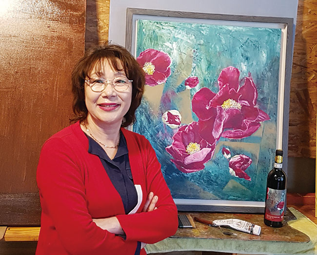 안성분 유원대 와인아카데미 수료, 한국미술협회 영동지부 회원 / 산막와이너리 안성분 대표가 비원퓨어 와인병 레이블로 쓰인 자신의 작품을 소개하고 있다. 사진 박순욱 조선비즈 선임기자