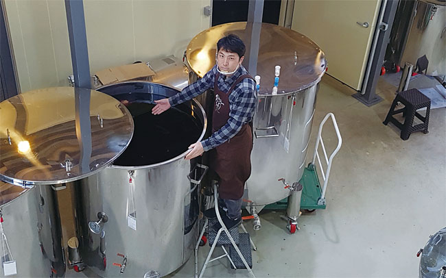 산막와이너리 윤영준 부장이 스테인리스 통에서 숙성 중인 와인을 보여주고 있다. 사진 박순욱 조선비즈 선임기자