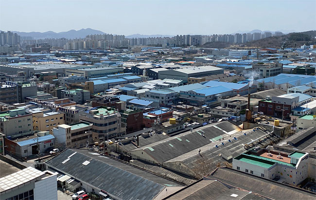 대구시 서구 중리동에 있는 서대구산업단지 전경. 원자재 수입과 완성품 수출이 막히면서 무역과 섬유 업종 비중이 높은 서대구산업단지 입주업체 조업률은 10%대로 떨어졌다. 사진 연합뉴스
