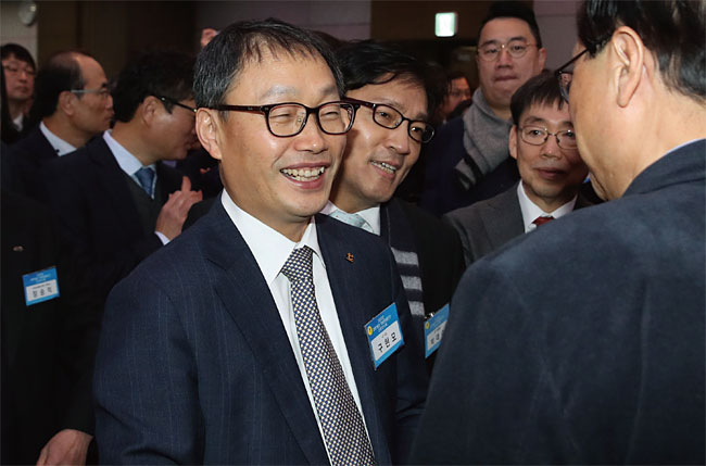 구현모 KT 사장이 1월 13일 서울 강남구 역삼동 한국과학기술회관에서 열린 2020년 과학기술인· 정보방송통신인 신년인사회에서 참석자와 이야기를 나누고 있다. 사진 연합뉴스