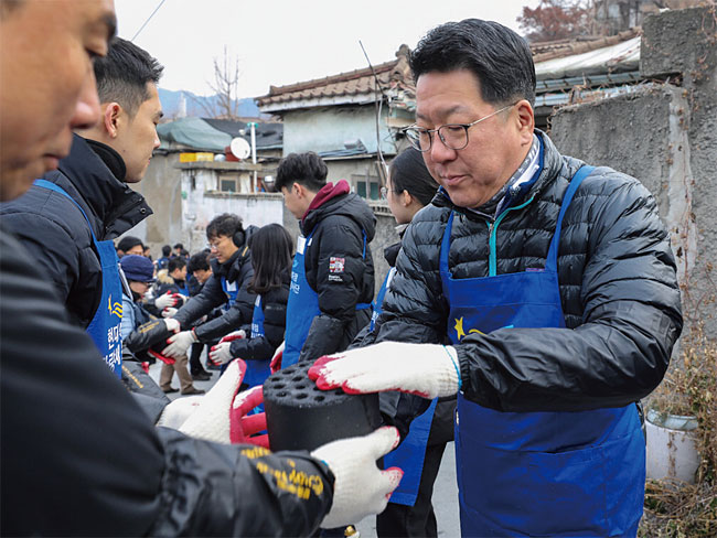 정지선 현대백화점그룹 회장이 1월 2일 임직원들과 함께 서울 중계본동 백사마을에서 연탄 나눔 봉사활동을 하고 있다. 사진 연합뉴스