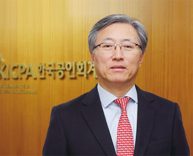 최중경 서울대 경영학과, 미국 하와이대 경제학 박사, 재정경제부 국제금융국장, 세계은행 이사, 기획재정부 제1차관, 주필리핀 대사, 청와대 경제수석, 지식경제부 장관, 동국대 석좌교수