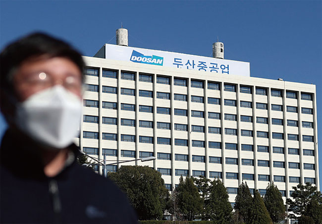 두산중공업은 경영난 타개를 위해 명예퇴직에 이어 휴업까지 검토 중인 것으로 알려졌다. 사진 연합뉴스