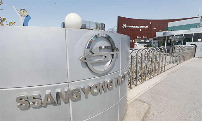 쌍용차는 4월 5일 보도자료를 내고 “마힌드라의 신규 자금 지원 차질에도 미래 경쟁력 확보와 고용 안정을 위해 추진하는 경영 쇄신 작업을 차질 없이 추진해 나갈 것”이라고 밝혔다. 사진은 경기도 평택시 쌍용차 평택공장 정문. 사진 연합뉴스