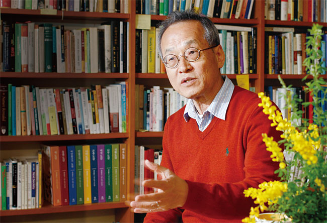 최재천 하버드대 생물학 박사, 서울대 생명과학부 교수, 환경운동연합 공동대표, 생명다양성재단 대표, 기후변화센터 공동대표, 유엔기후변화협약 명예대사, 유엔생물다양성협약 의장, 제1대 국립생태원 원장 / 최재천 교수는 “플라스틱처럼 편하고 가볍고 실용적인 발명품을 찾기 힘들지만, 다 함께 조금 불편한 길을 걸어보자”고 제안했다. 사진 채승우 객원기자